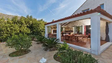 4-Bedroom Villa in Knežica for Up to 8 Guests