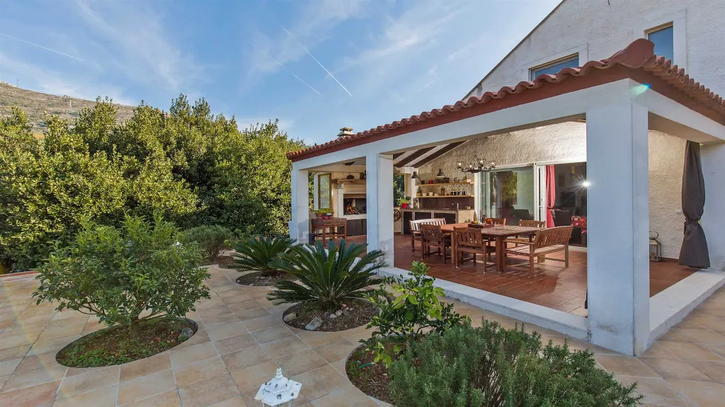 4-Bedroom Villa in Knežica for Up to 8 Guests