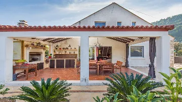 4-Bedroom Villa in Knežica for Up to 8 Guests