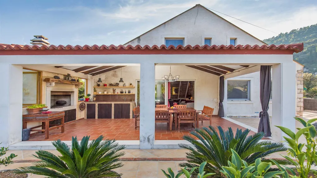 4-Bedroom Villa in Knežica for Up to 8 Guests
