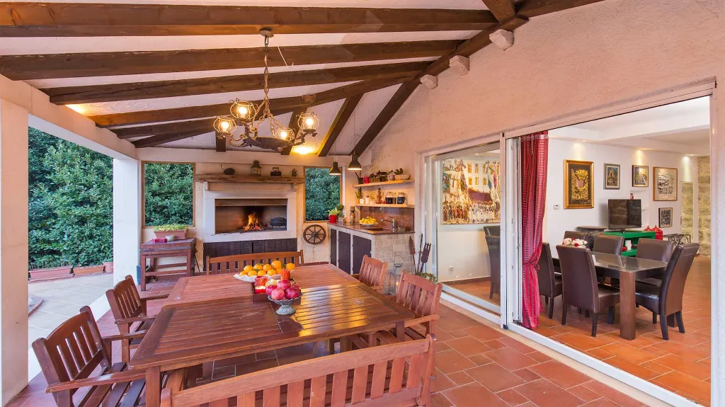 4-Bedroom Villa in Knežica for Up to 8 Guests