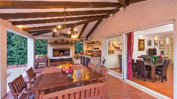 4-Bedroom Villa in Knežica for Up to 8 Guests