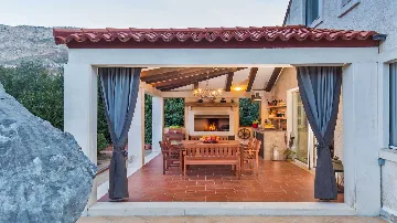 4-Bedroom Villa in Knežica for Up to 8 Guests