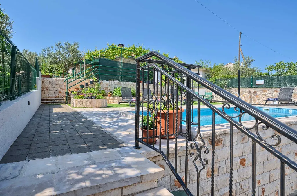 Vinišće Villa for 8 Guests with Heated Pool