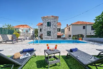 Vinišće Villa for 8 Guests with Heated Pool