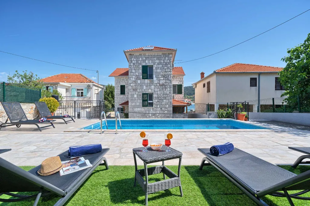 Vinišće Villa for 8 Guests with Heated Pool
