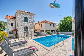 Vinišće Villa for 8 Guests with Heated Pool