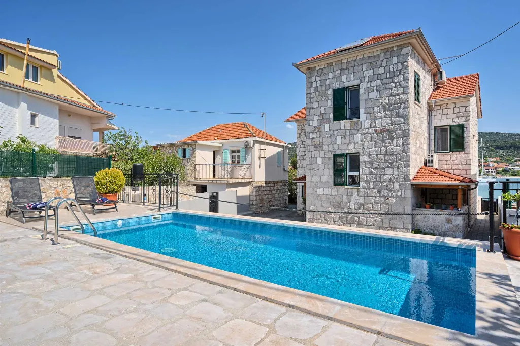 Vinišće Villa for 8 Guests with Heated Pool