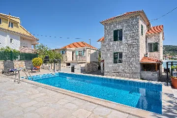 Vinišće Villa for 8 Guests with Heated Pool