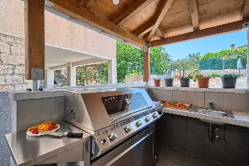 Vinišće Villa for 8 Guests with Heated Pool