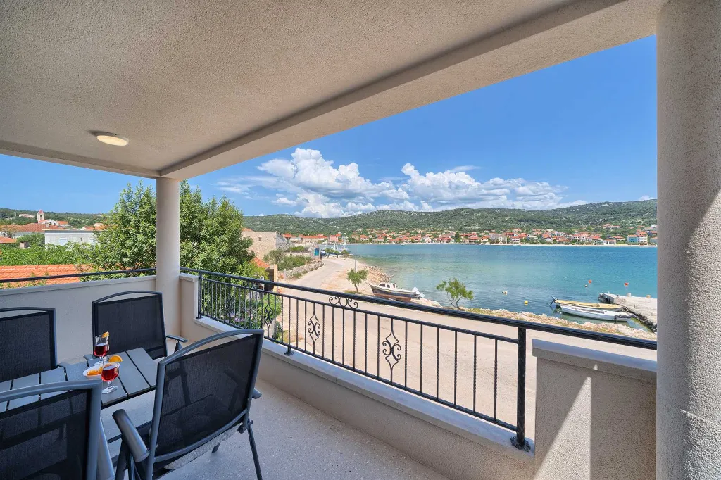 Vinišće Villa for 8 Guests with Heated Pool