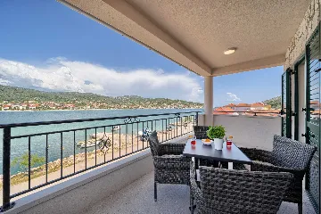 Vinišće Villa for 8 Guests with Heated Pool