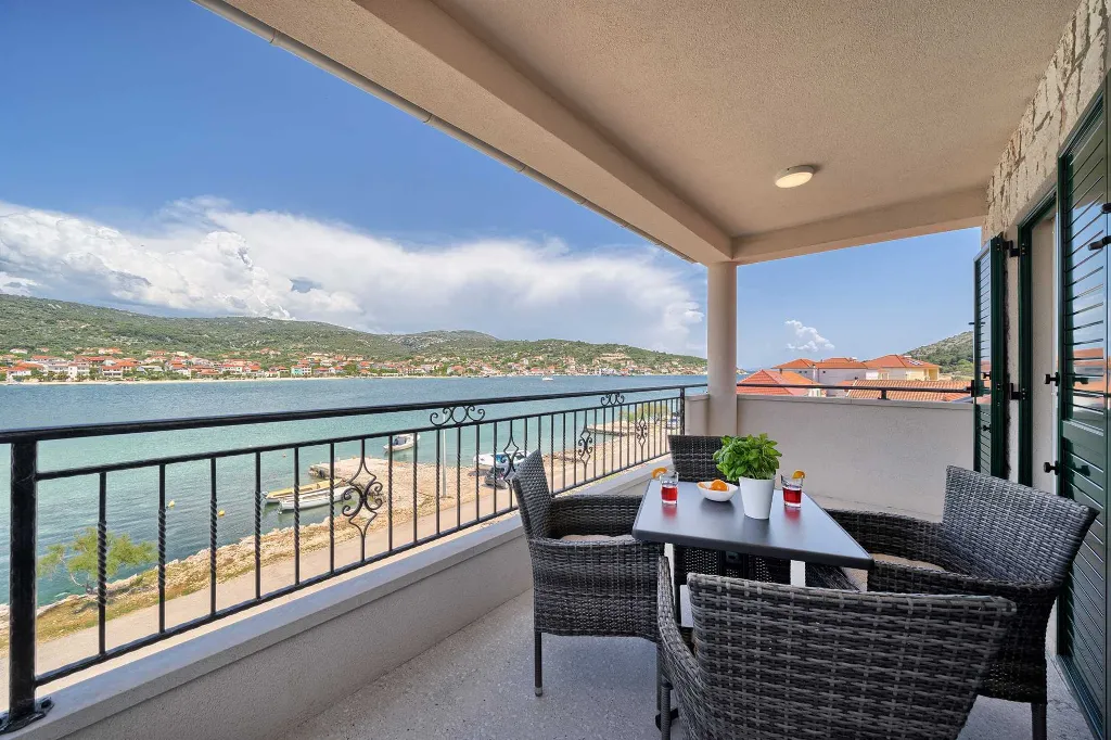 Vinišće Villa for 8 Guests with Heated Pool