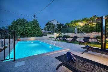Vinišće Villa for 8 Guests with Heated Pool
