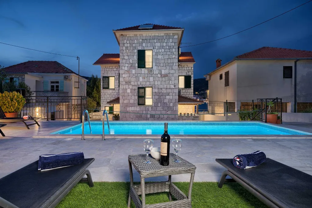 Vinišće Villa for 8 Guests with Heated Pool