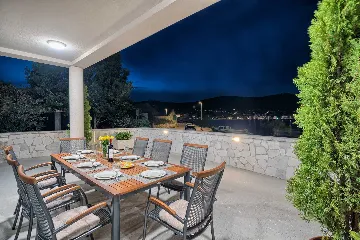 Vinišće Villa for 8 Guests with Heated Pool