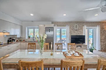 Vinišće Villa for 8 Guests with Heated Pool