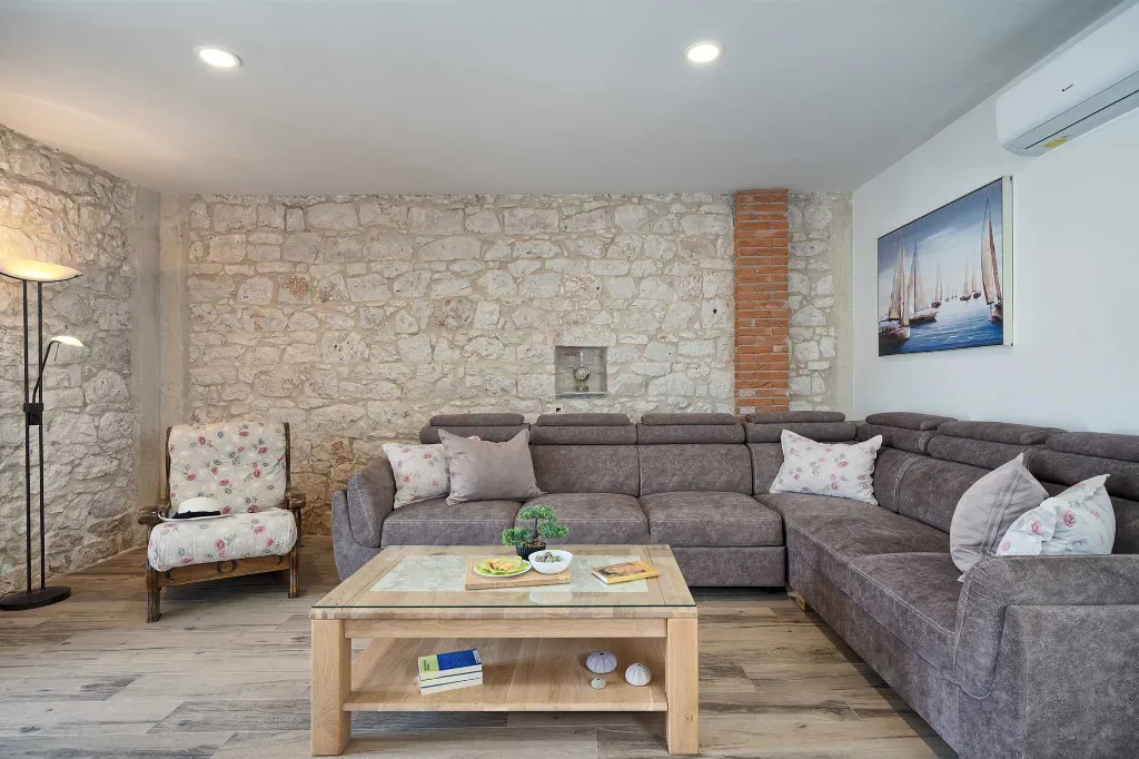 Vinišće Villa for 8 Guests with Heated Pool