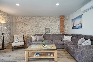 Vinišće Villa for 8 Guests with Heated Pool