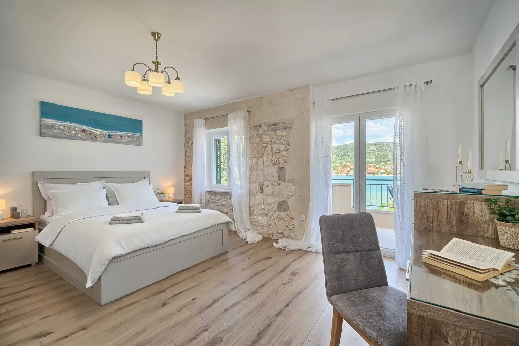 Vinišće Villa for 8 Guests with Heated Pool