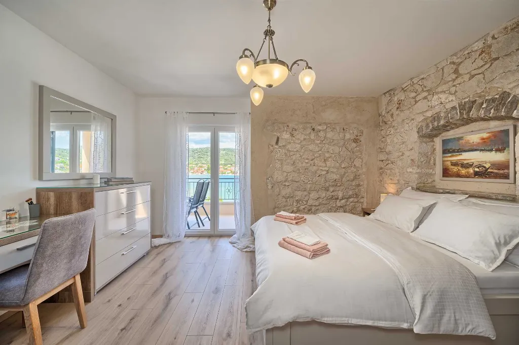 Vinišće Villa for 8 Guests with Heated Pool