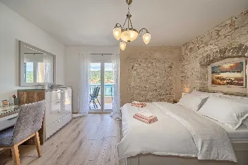 Vinišće Villa for 8 Guests with Heated Pool