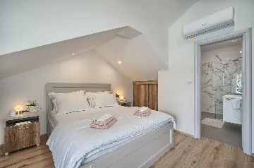 Vinišće Villa for 8 Guests with Heated Pool