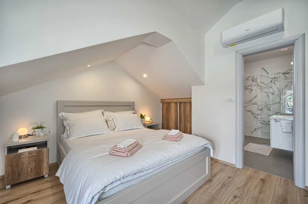 Vinišće Villa for 8 Guests with Heated Pool
