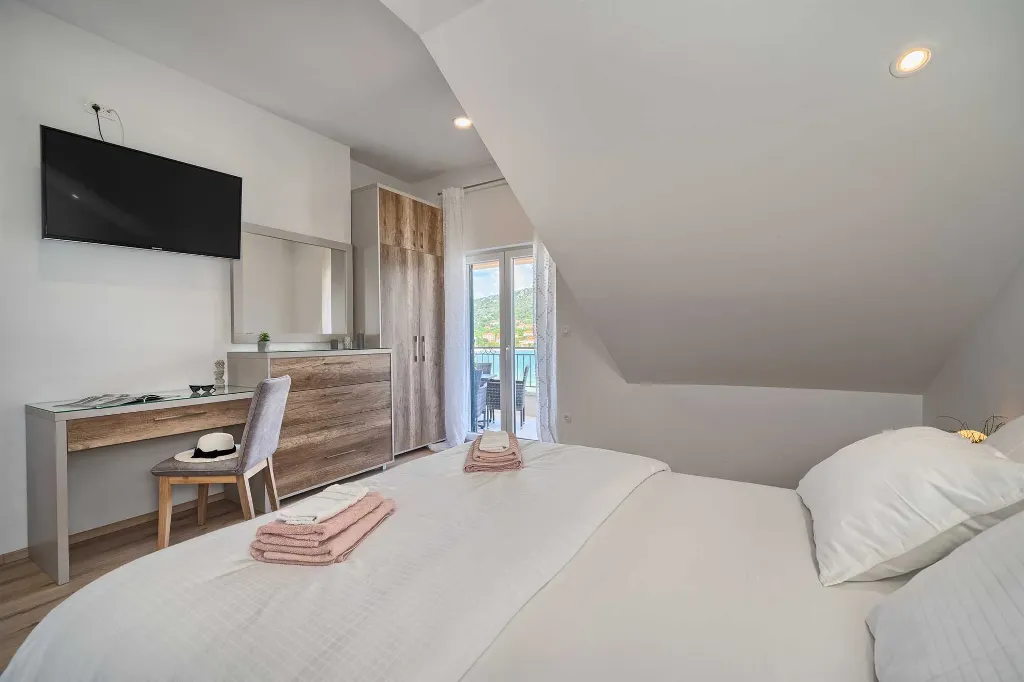 Vinišće Villa for 8 Guests with Heated Pool