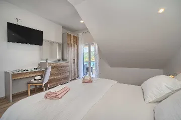 Vinišće Villa for 8 Guests with Heated Pool