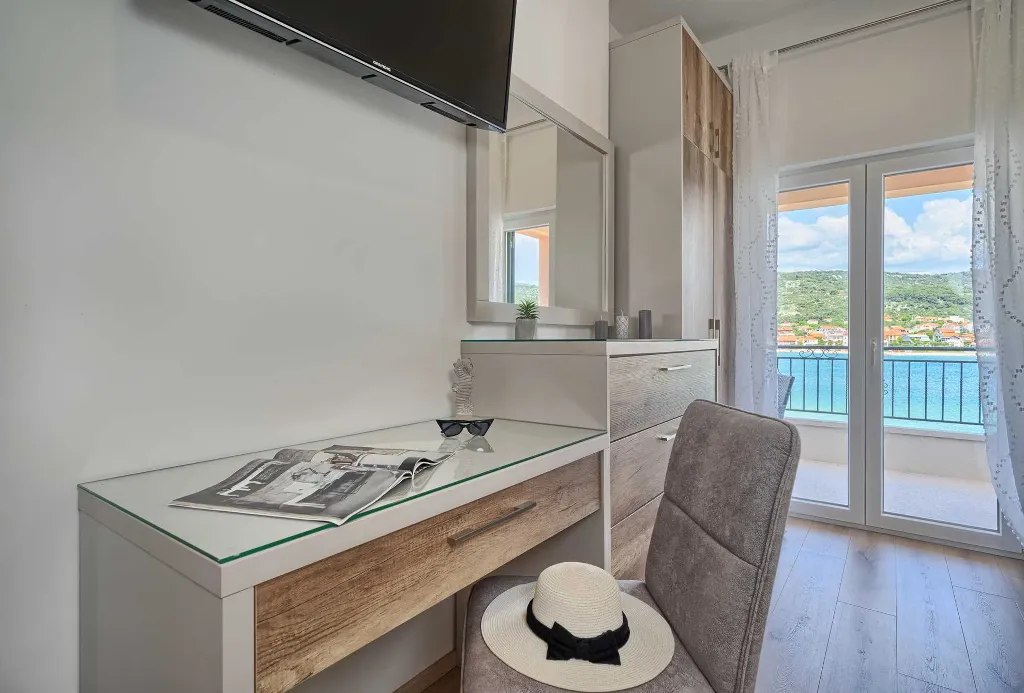 Vinišće Villa for 8 Guests with Heated Pool