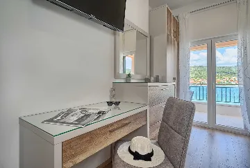 Vinišće Villa for 8 Guests with Heated Pool