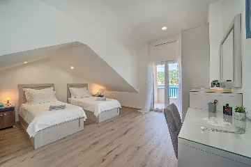 Vinišće Villa for 8 Guests with Heated Pool