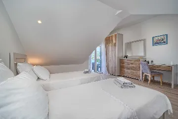 Vinišće Villa for 8 Guests with Heated Pool