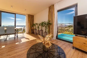 4-Bedroom Villa with Sea Views in Kaštel Lukšić