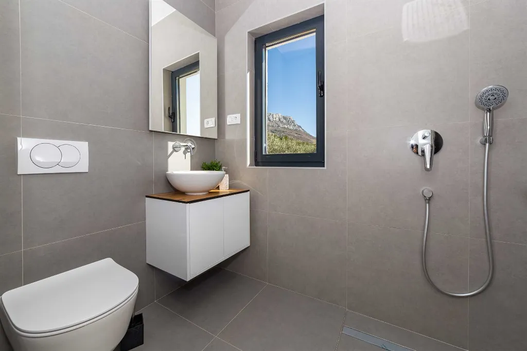 4-Bedroom Villa with Sea Views in Kaštel Lukšić