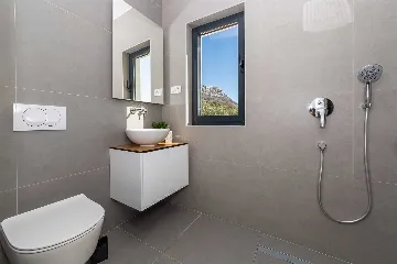 4-Bedroom Villa with Sea Views in Kaštel Lukšić