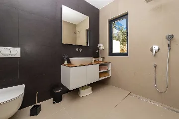 4-Bedroom Villa with Sea Views in Kaštel Lukšić