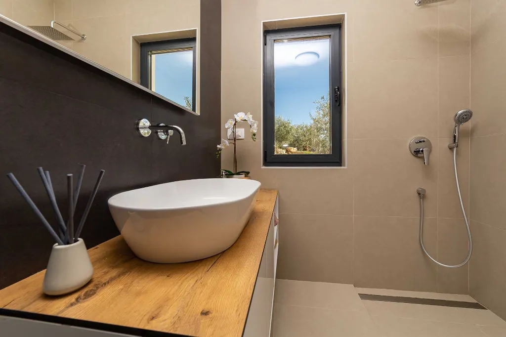 4-Bedroom Villa with Sea Views in Kaštel Lukšić