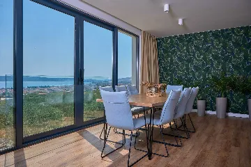 4-Bedroom Villa with Sea Views in Kaštel Lukšić