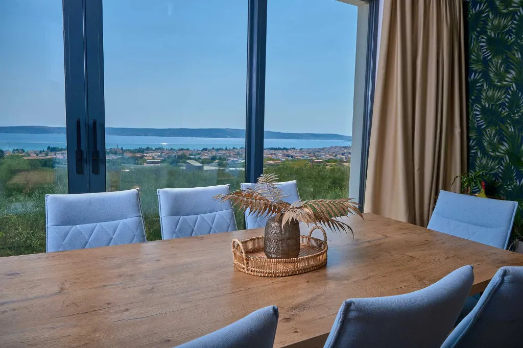 4-Bedroom Villa with Sea Views in Kaštel Lukšić