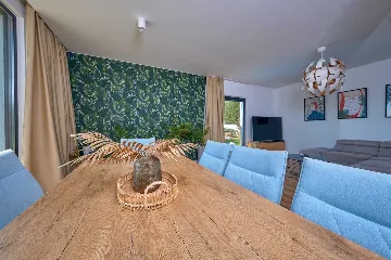 4-Bedroom Villa with Sea Views in Kaštel Lukšić