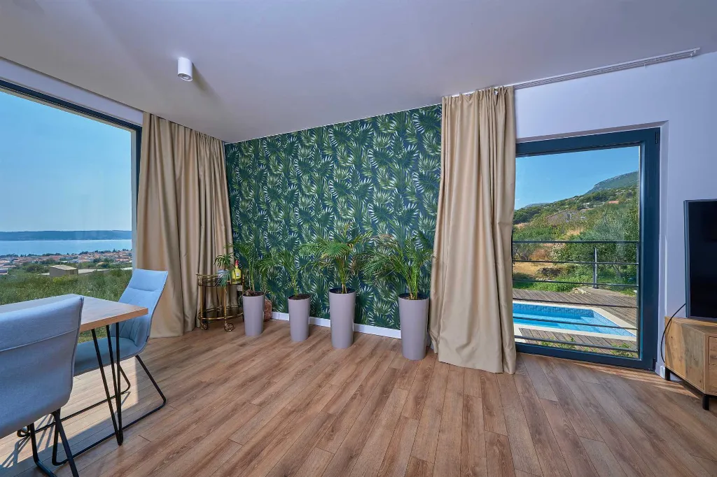 4-Bedroom Villa with Sea Views in Kaštel Lukšić