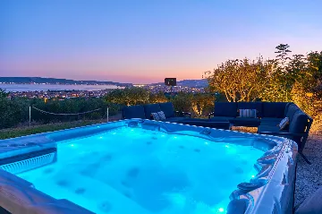 4-Bedroom Villa with Sea Views in Kaštel Lukšić