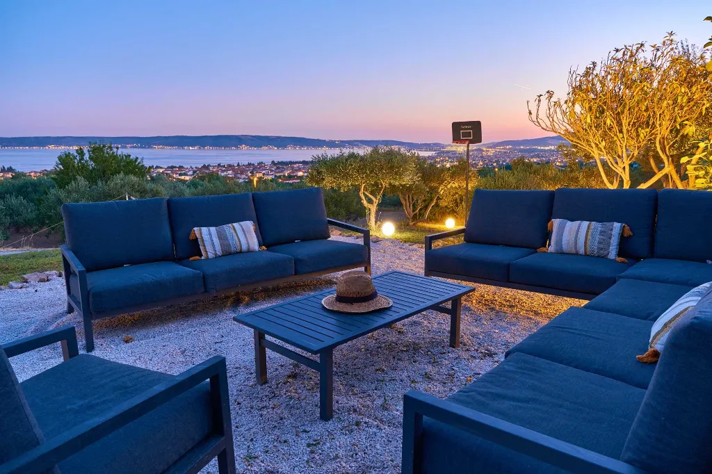 4-Bedroom Villa with Sea Views in Kaštel Lukšić