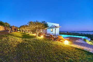 4-Bedroom Villa with Sea Views in Kaštel Lukšić