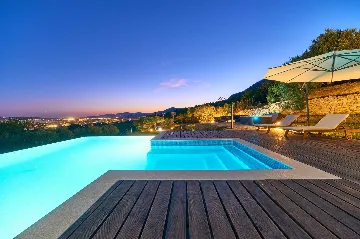 4-Bedroom Villa with Sea Views in Kaštel Lukšić