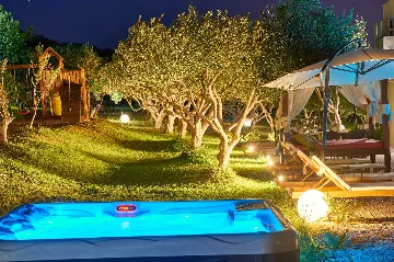 4-Bedroom Villa with Sea Views in Kaštel Lukšić