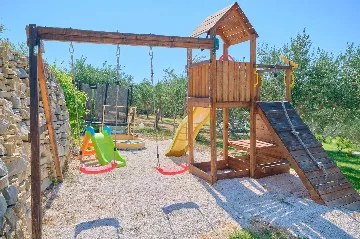 4-Bedroom Villa with Sea Views in Kaštel Lukšić