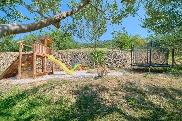 4-Bedroom Villa with Sea Views in Kaštel Lukšić